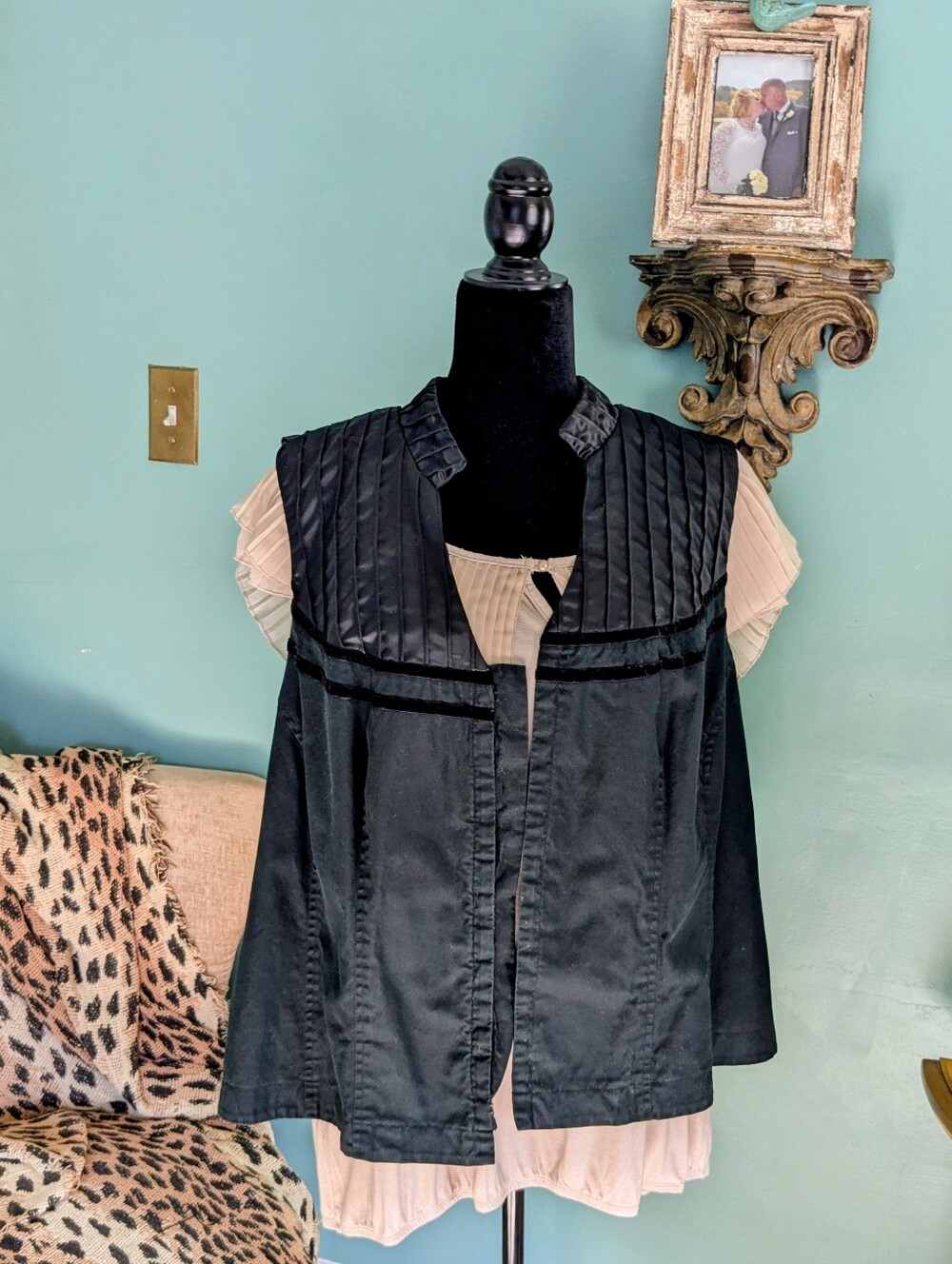 Black Women's Collar Vest With Velvet Trim